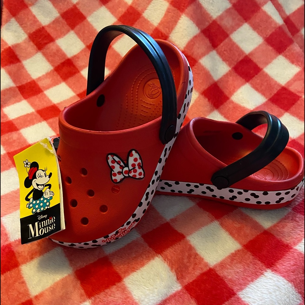 Minnie Mouse girls size 2 crocs! Perfect for that summer vacation to Disney!